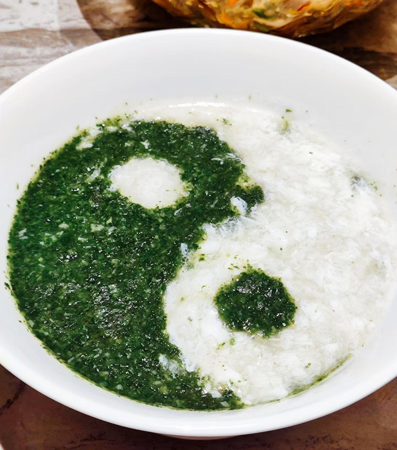 潮汕人厨艺比赛也能满屏松弛感百厨大战倒计时不断逼近，师傅依旧稳稳完成灼煮、调味等