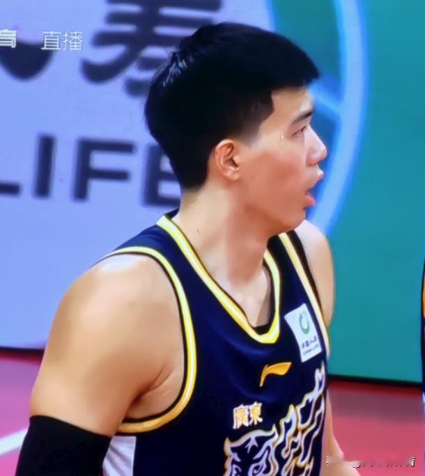 痛失两个必进之球，焦泊乔信心不足啊[笑哭][笑哭][笑哭]
1、接奎因传球，焦泊