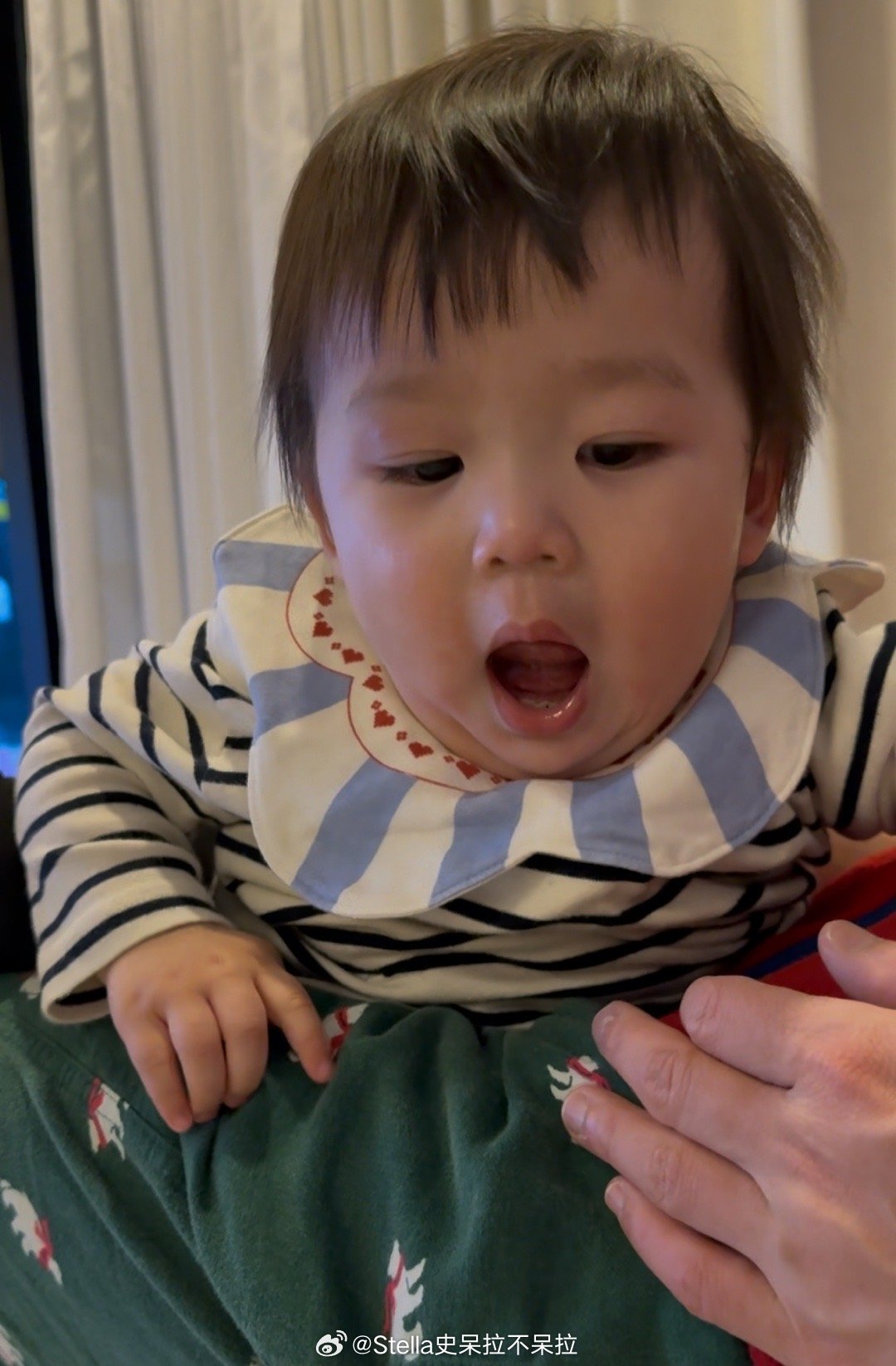 我看很多育儿博主还有教学手册里写，1岁多的小孩子晚上要爸爸妈妈读绘本故事书睡觉，