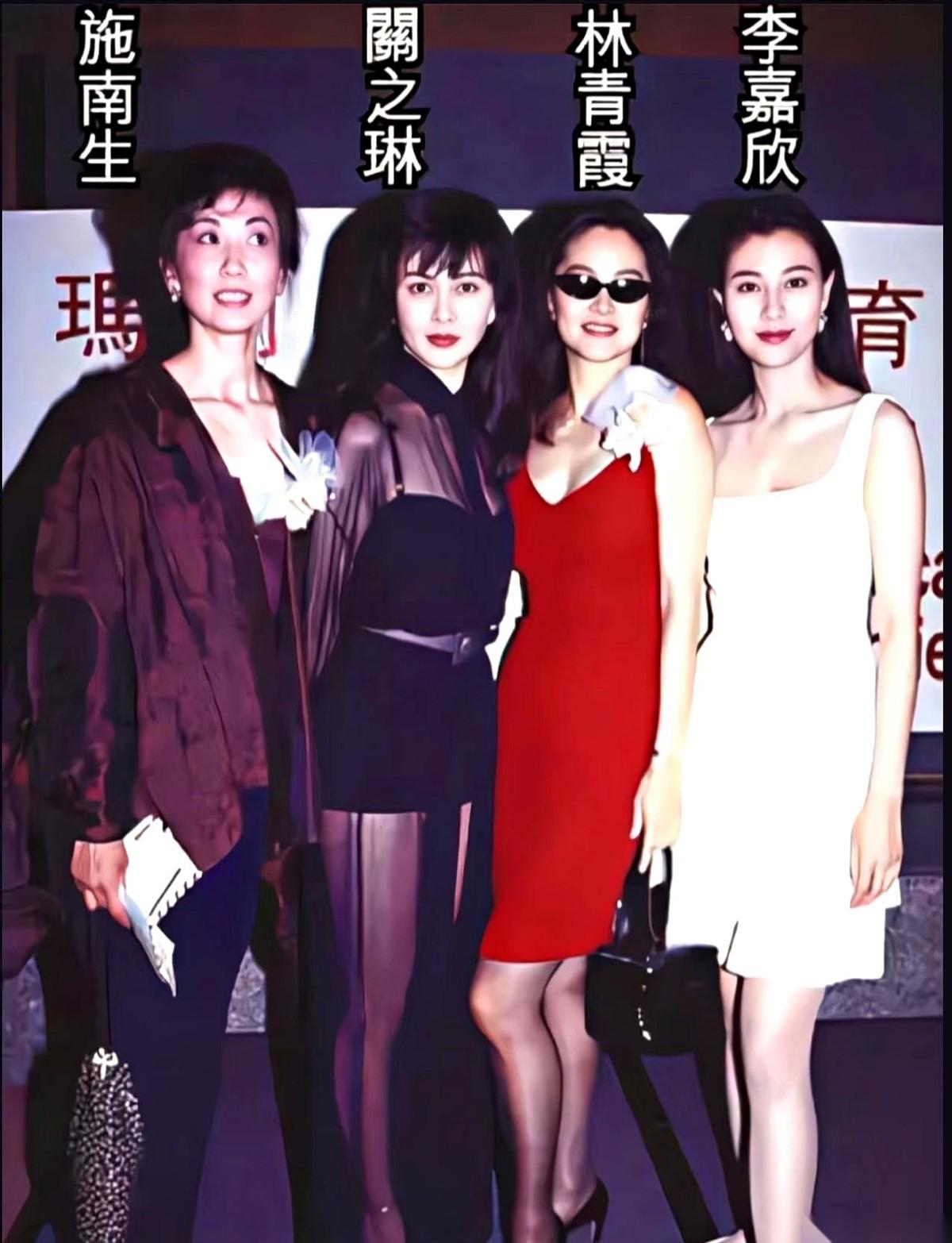 就这张照片，1992年，《东方不败》的发布会。
林青霞，关之琳，李嘉欣，王祖贤。
