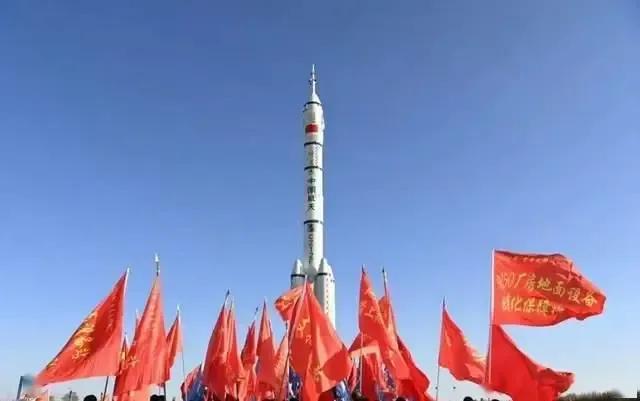  #合肥身边事# 七律  贺神19谱写华章 新韵
银箭冲霄破晓烟，神舟十九驾云翩
