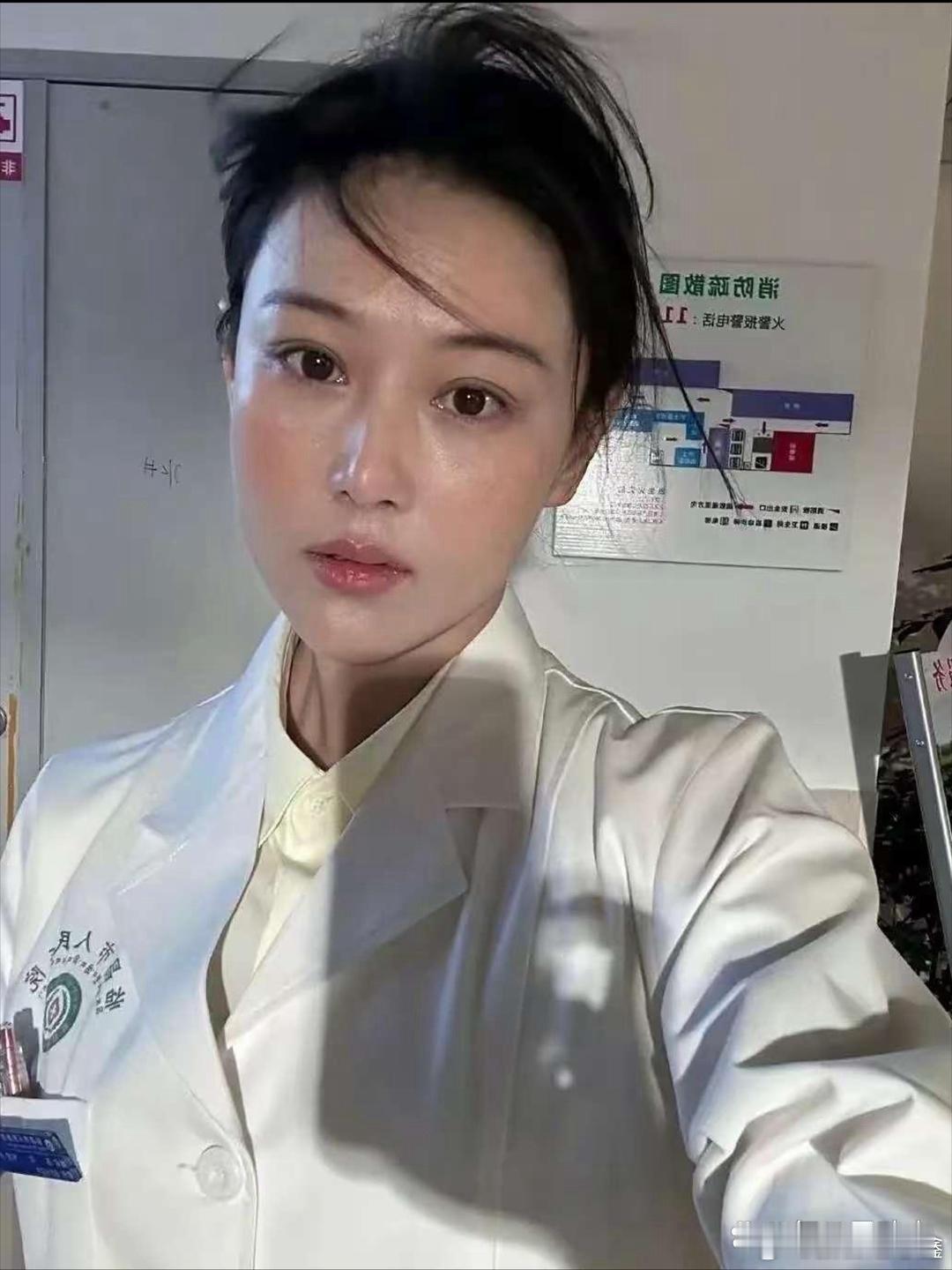 张曦予素颜照，五官很精致！ 