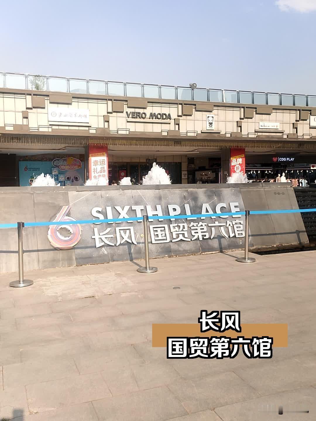 今天陪老妈出去逛街，
不逛不知道，一逛吓一跳。
太原市的下元商贸城一出来的街边商