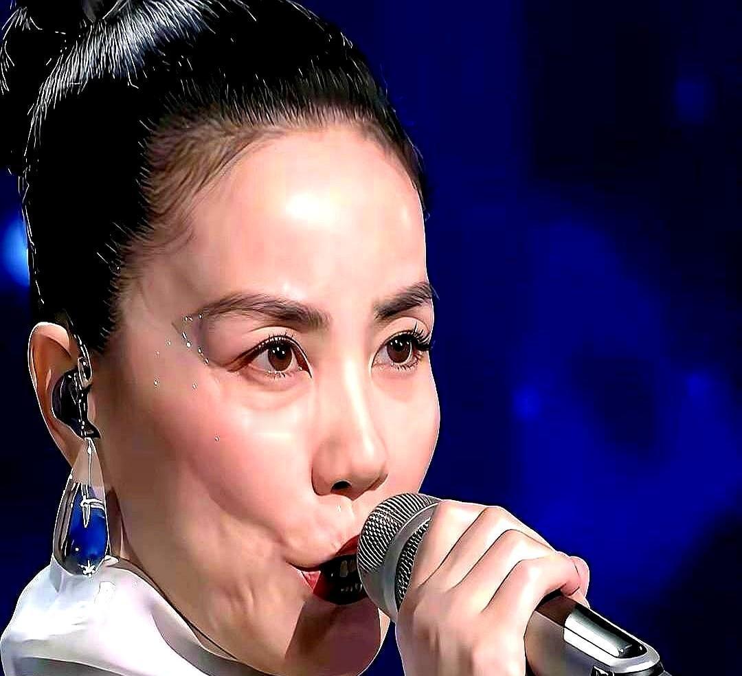 演唱会高潮处，谢霆锋刚吐出《玉蝴蝶》的第一个音，VIP包厢里的王菲已经用手指在空