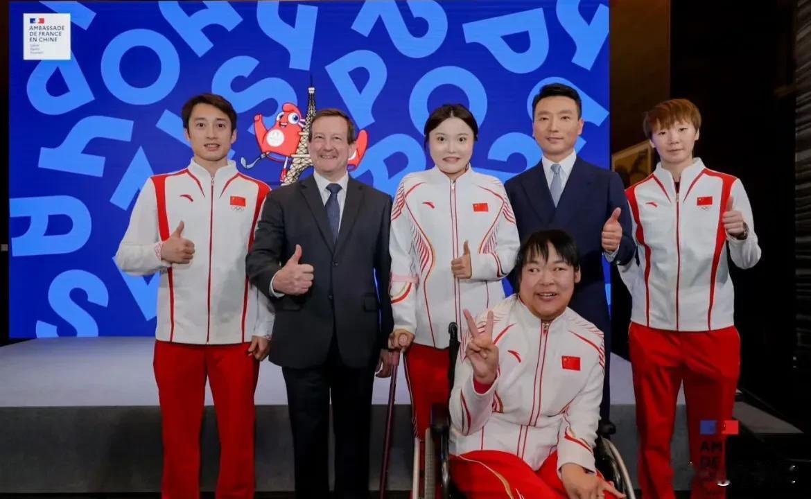 曼昱这裤兜子里都是啥
塞满满的
一眼看过去
人群中就是很优越啊
这次是出席法国大