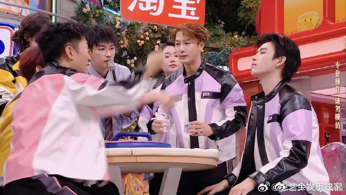 王嘉尔加陈飞宇等于人仰马翻 反向保护名场面！王嘉尔泼水局没护着陈飞宇，反倒撞得他