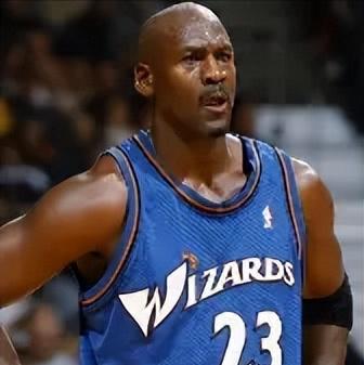 60多岁的乔丹，现在每个月什么都不用干，光是NBA发给他的退休金就有将近17万人