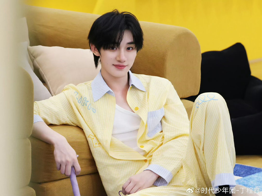 丁程鑫4点起来骑自行车看日出小丁好牛吧，第一次听说解压靠凌晨四点起来骑自行车！好