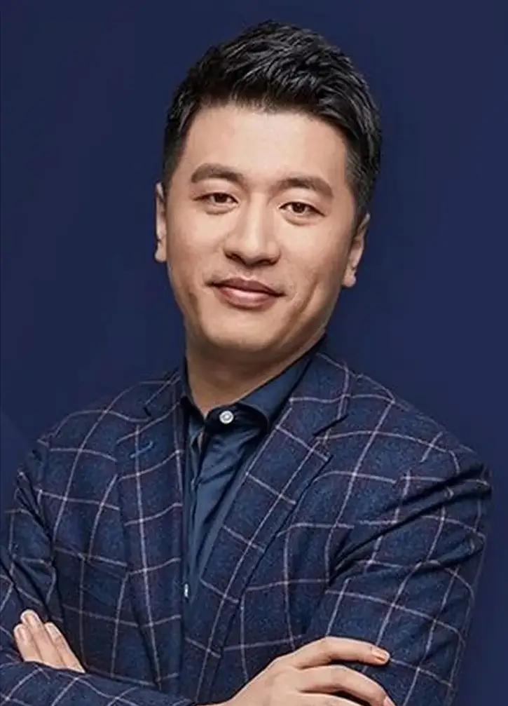 大网红张雪峰说，有一次回老家，跟朋友去小餐馆吃饭，正吹牛呢，说有几百万的项目，有