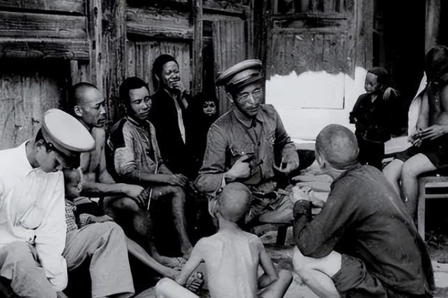 1936年，江苏一名地主许下重诺雇人替儿子上战场，原以为此人是炮灰，可没成想，两