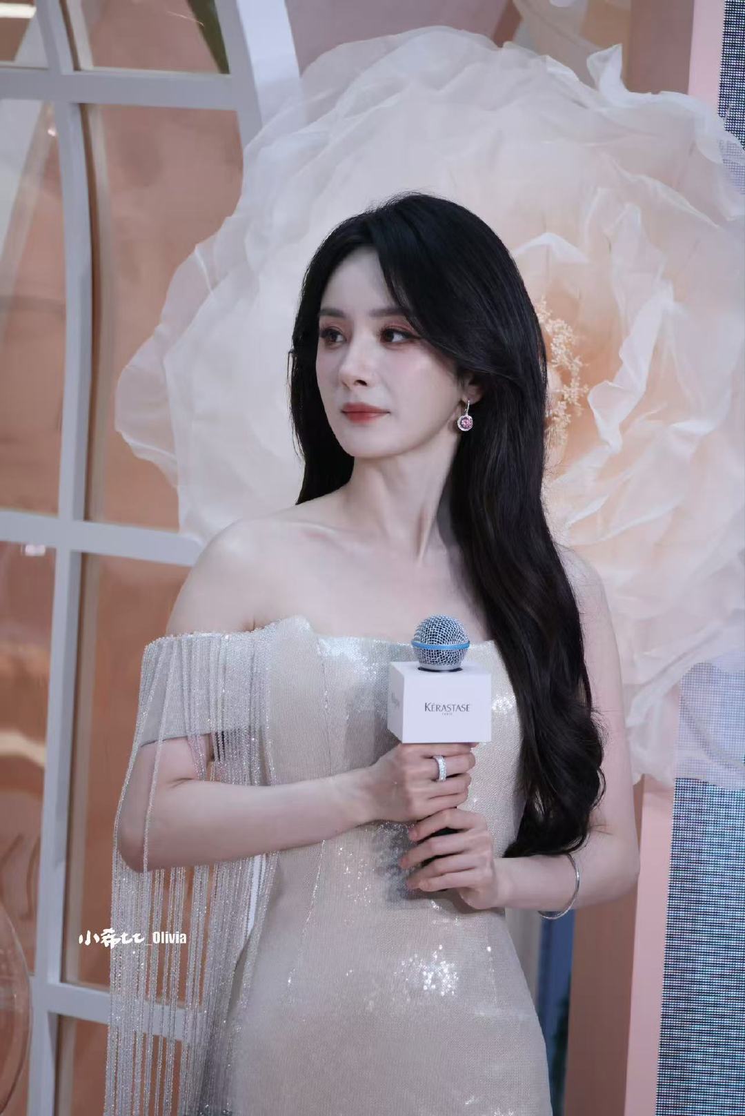 杨幂三亚线下活动直拍杨幂三亚卡诗线下活动直拍 杨幂三亚线下活动直拍 