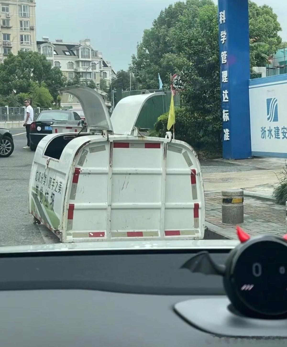 这是一辆拥有高贵的鸥翼门的车[doge] ​​​