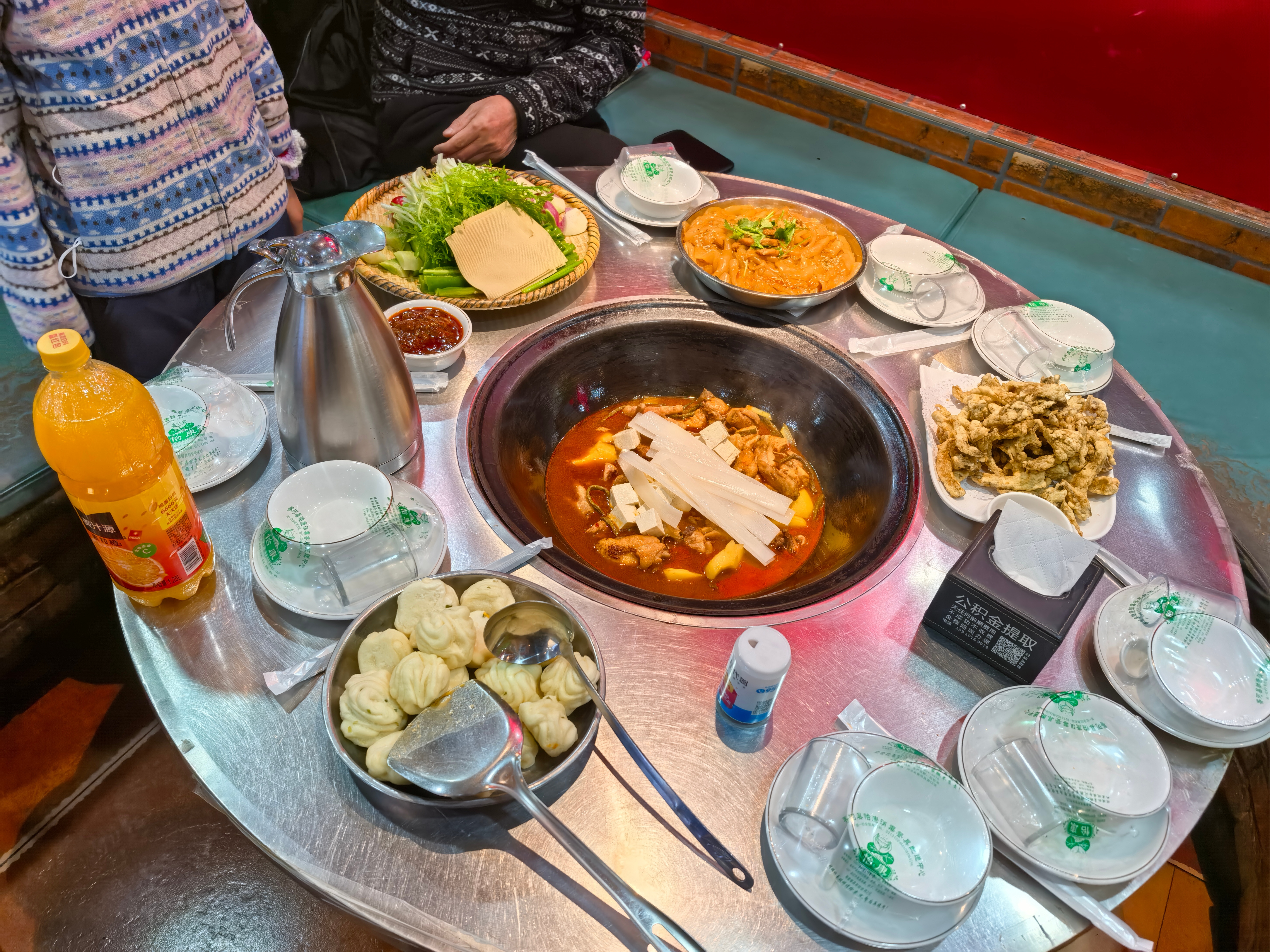 寒冷的冬天，三五好友围绕一口大锅，吃着小鸡和排骨，把酒言欢，幸福指数攀升 