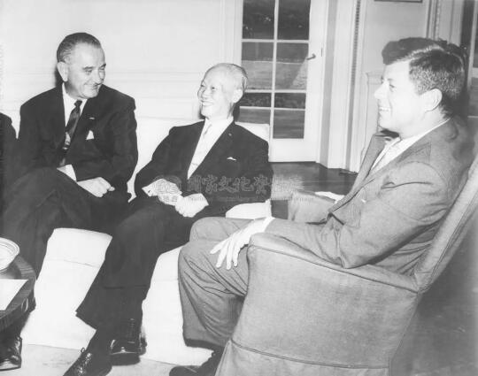 1961年，陈诚窜访美国，与肯尼迪、约翰逊会晤