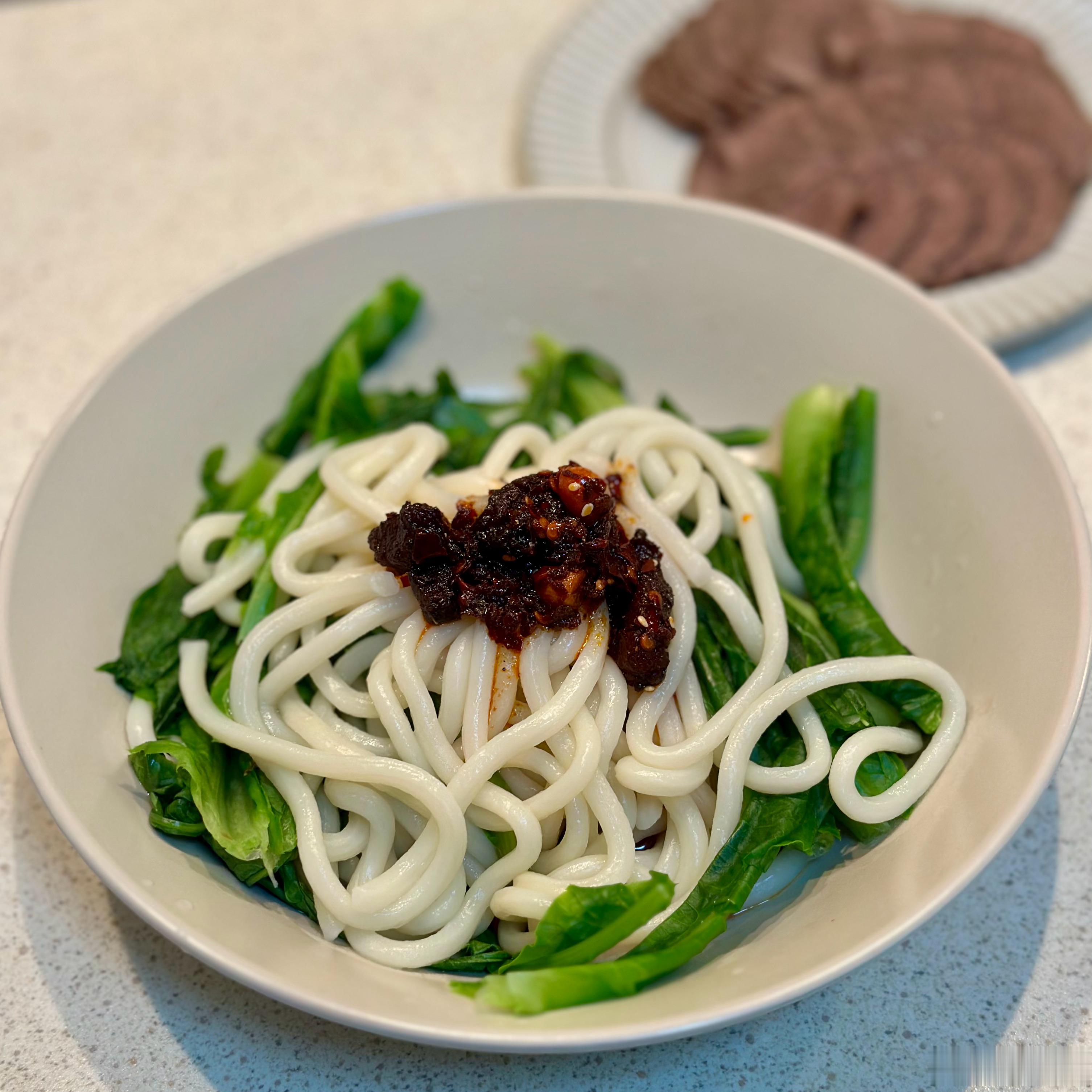 午餐。干拌乌冬面，加卤牛肉。简简单单又是一餐。 
