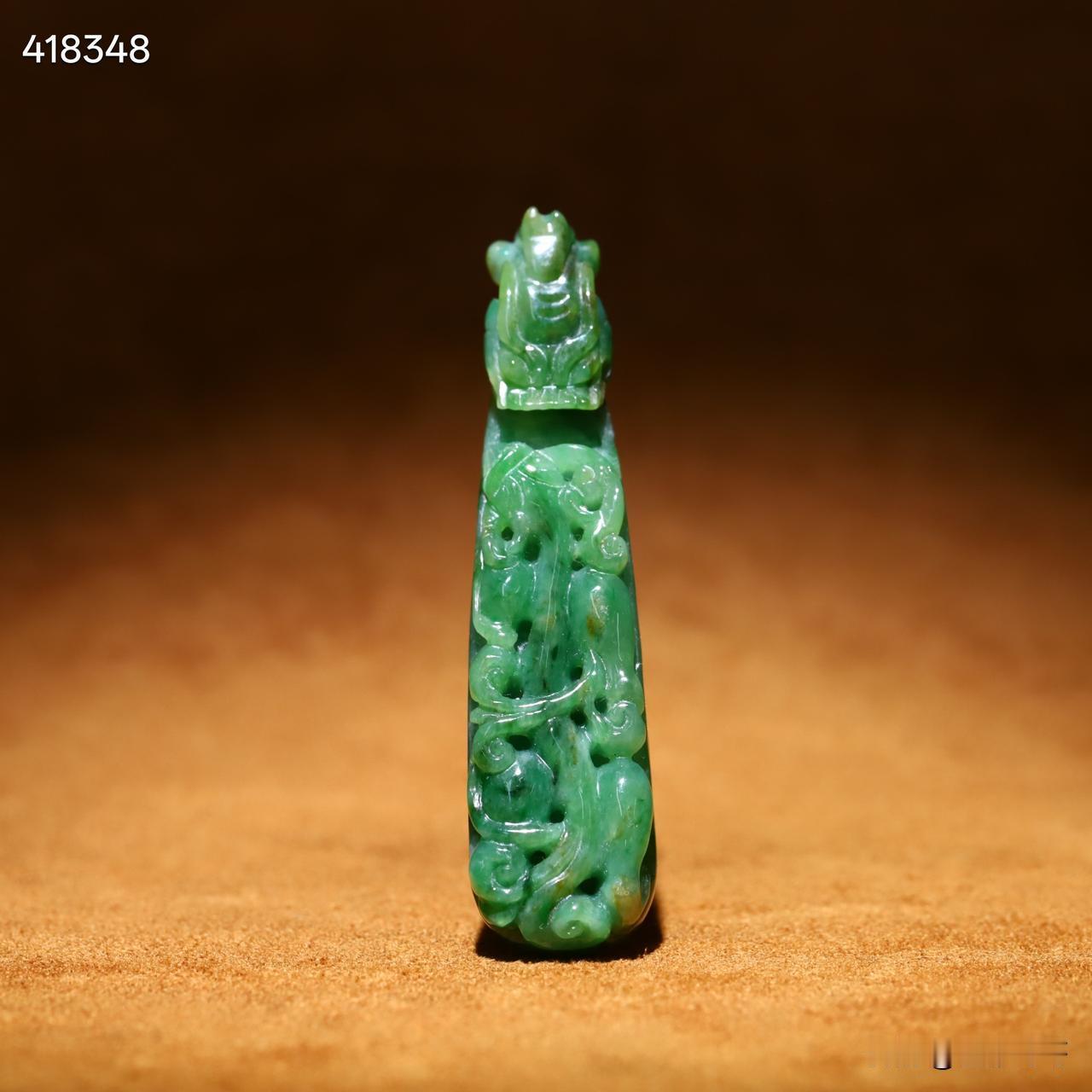 清代 老翡翠螭龙带钩
材质翡翠，通透莹亮，水头足，刻精美纹饰，线条流畅，包浆油润