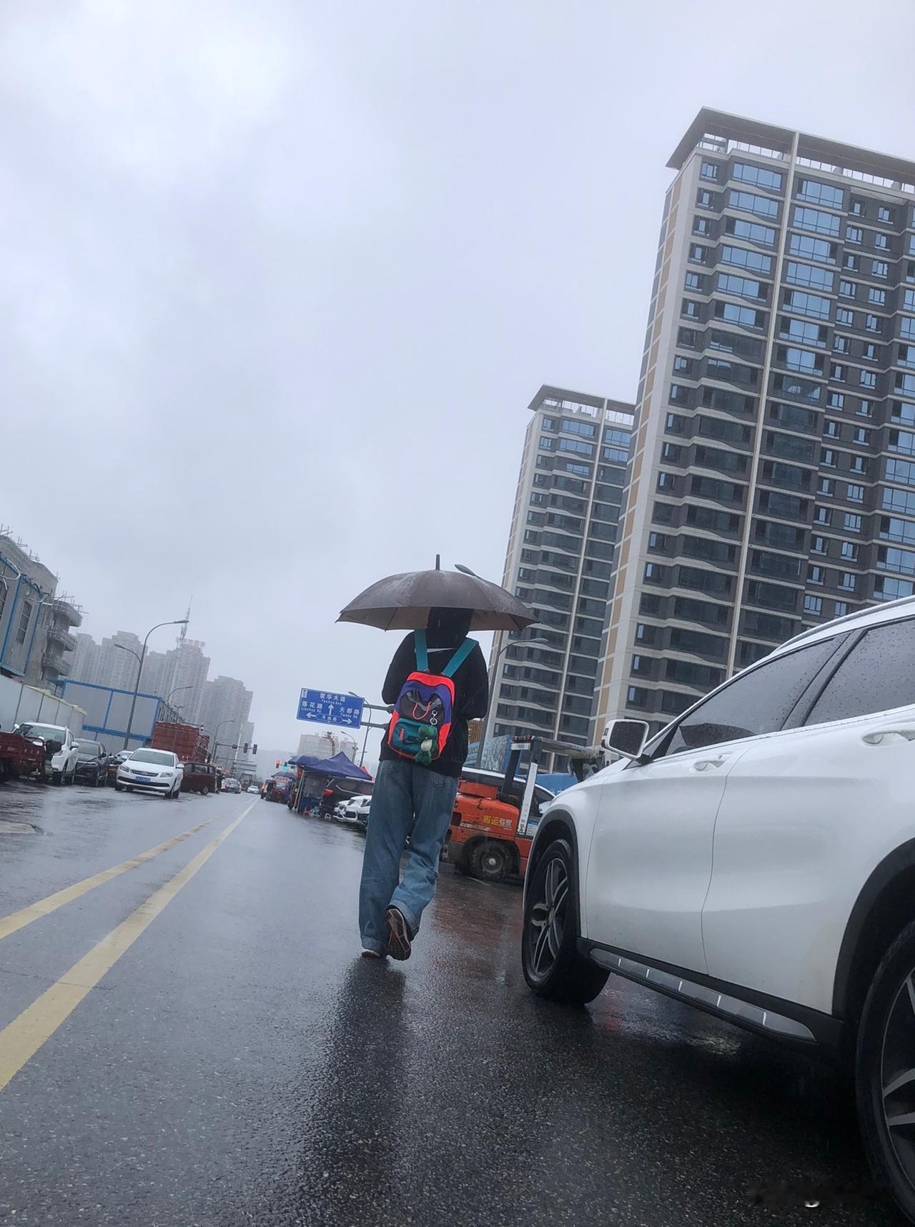 人生四大愿:上一次大学，当一次兵，谈一次恋爱，来一场说走就走的旅行。

人生一场
