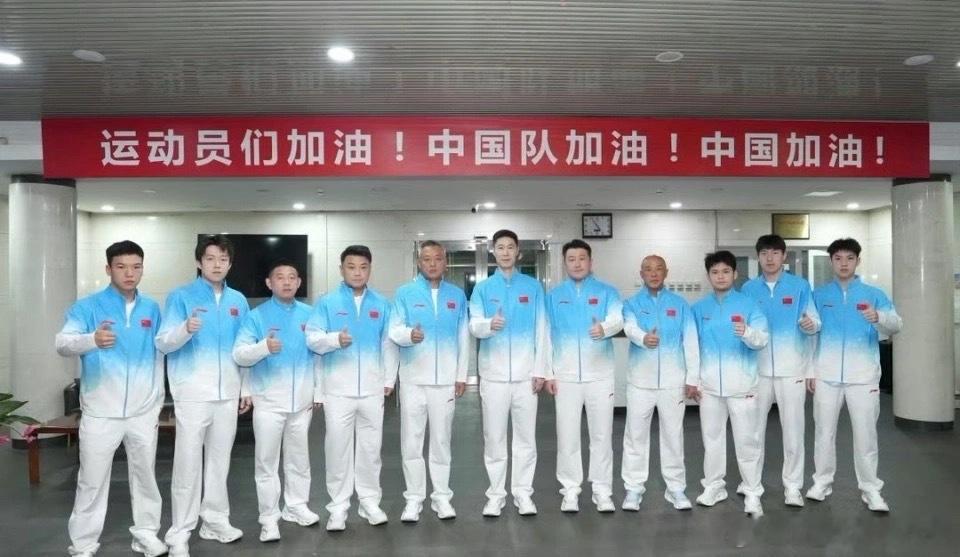 从凌晨集结到登上飞机，国乒带着球迷祝福奔赴名古屋。新周期、新面貌、新征程，愿国乒