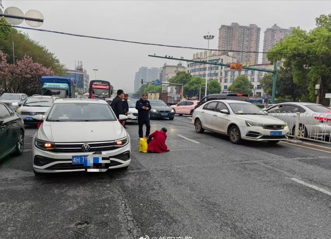 【下班途中遇事故，原地上岗保畅通】交警正能量 2026年4月7日17:50许，正