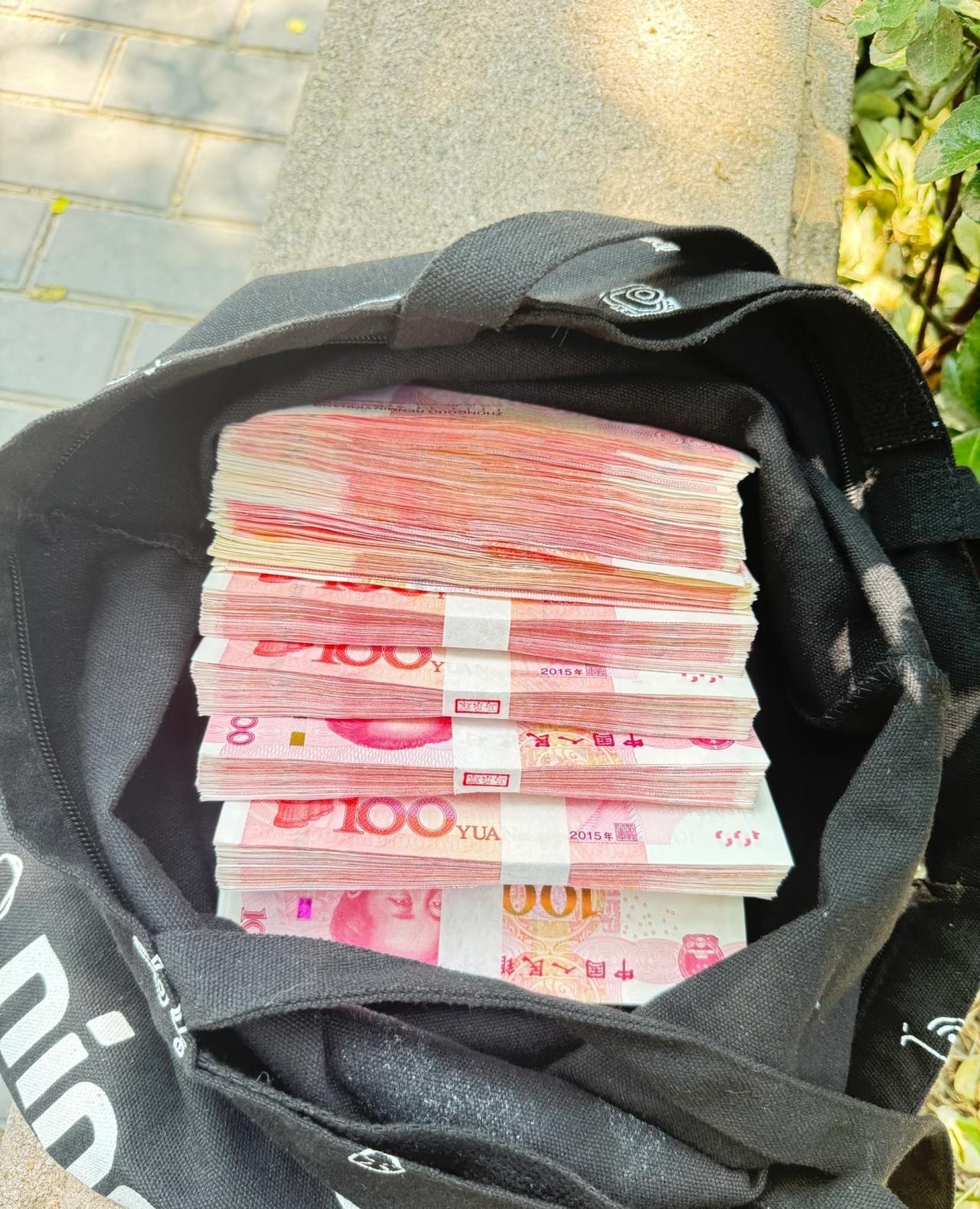 这两天千万别往银行扎堆，
真能把人挤出一身油。

满大街的运钞车都不够用，那场面