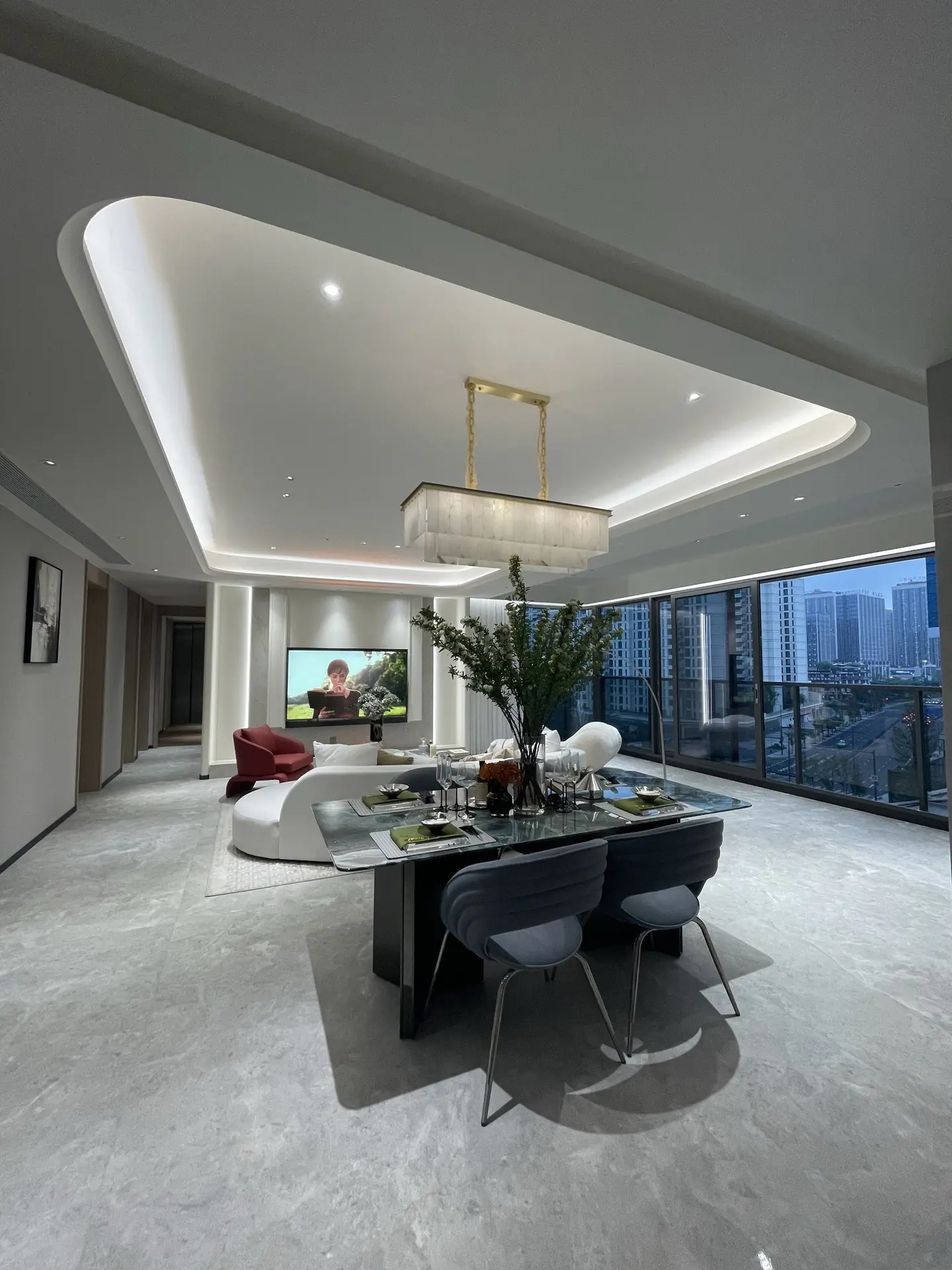 我对钱其实没有兴趣。清明给外公：钟老师，扫墓，外公就长眠于图二的山上...