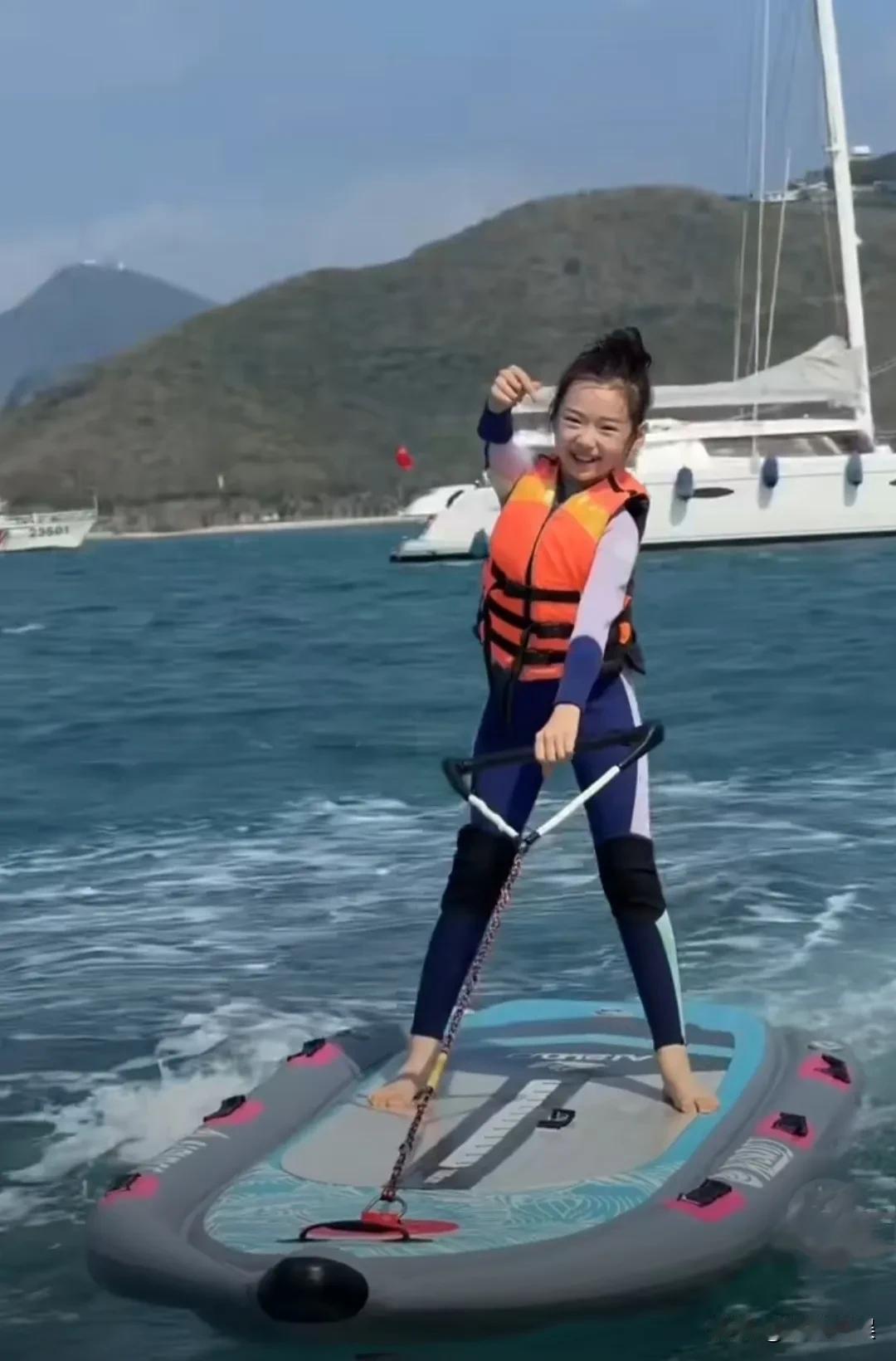 果然是勇敢的女孩先享受世家啊！
小酒窝和家人去三亚度假，小小年纪的她第一次尝试冲