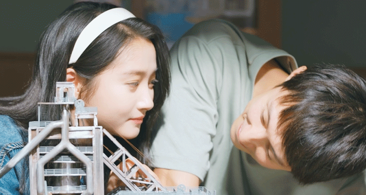 手搓礼物是爱意的最高表达 《岁月有情时》里小满和晓丹的感情真的太好磕了，没有太多