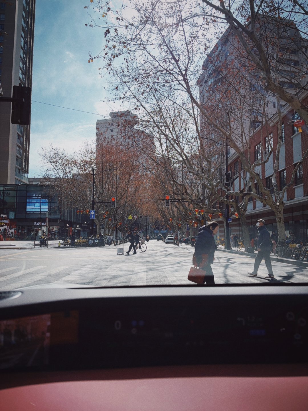 只要天气好，上海的街道总是挺美的。￼ 