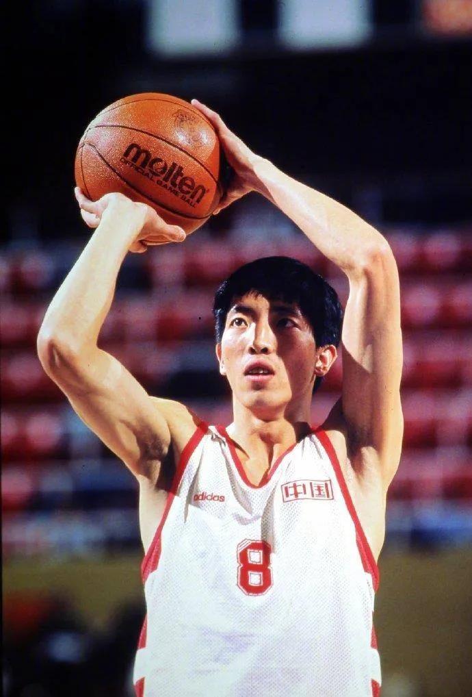 #中国男篮怎样才能和欧美强队对抗?#
中国男篮和欧美强队主要靠两点。一是防守，要
