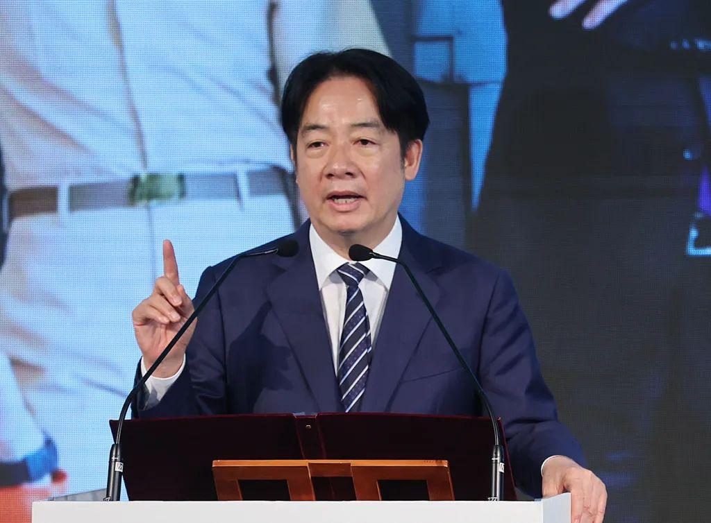 赖清德认为：中华人民共和国从1949年10月1日起，没有对台湾行使有效管治权，至