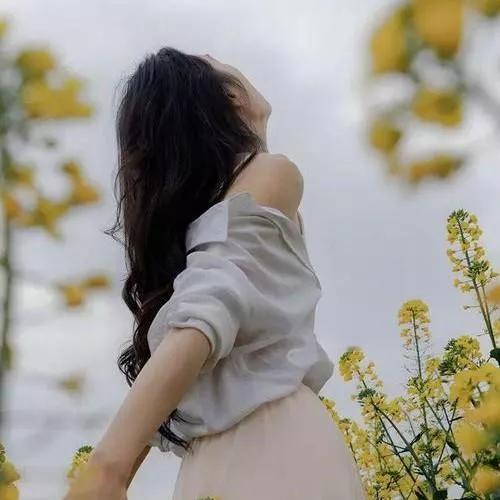 在花海中，自由飘逸的女孩，捕捉自然的美丽瞬间。自然清新美少女 海边花海少女 花海