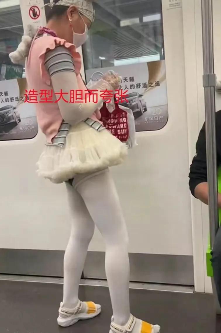 武汉大妈cos迪士尼公主，穿白色tutu裙配同色打底裤好惹眼，一身穿搭太浮夸！
