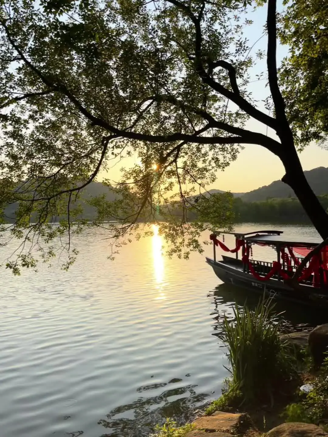 一抹夕阳美如画 山水之间 落日余晖映晚霞一 美景配美曲令人陶醉