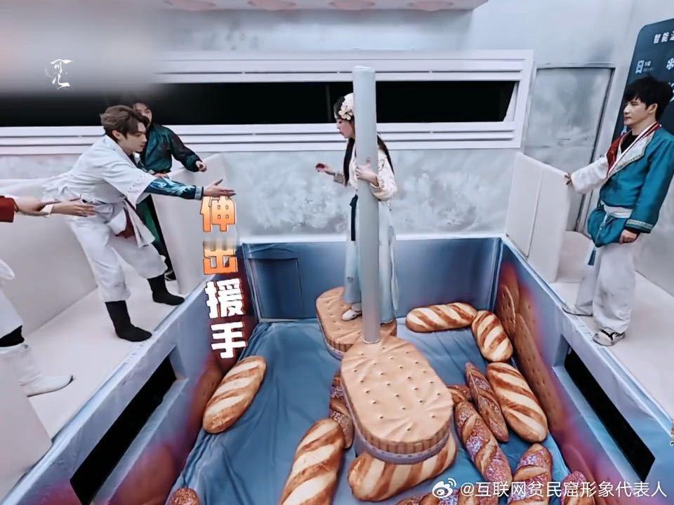 娜扎肌肉记忆躲开许凯娜扎躲许凯的手密室大逃脱 娜扎本来好好的，看到许凯的手过来，