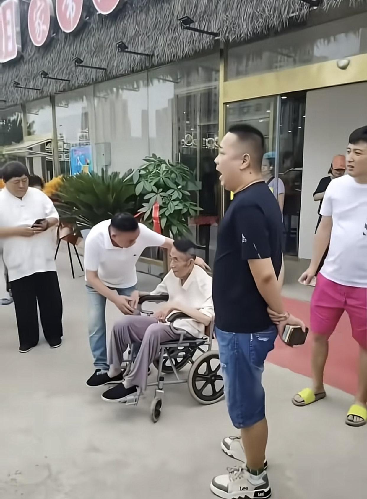 7月7日医院下了病危通知，8日身体状态稍微好点，9日去剪彩，上午剪完彩，下午就走