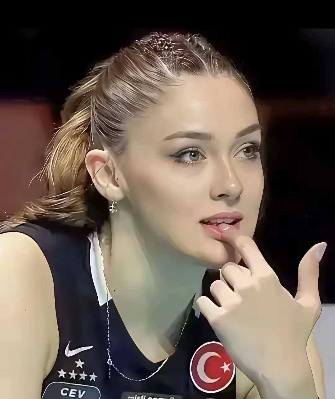 中国女排的美女，比比皆是！土耳其女排的美女居内什，怎么形容她的颜值呢！目光深邃+