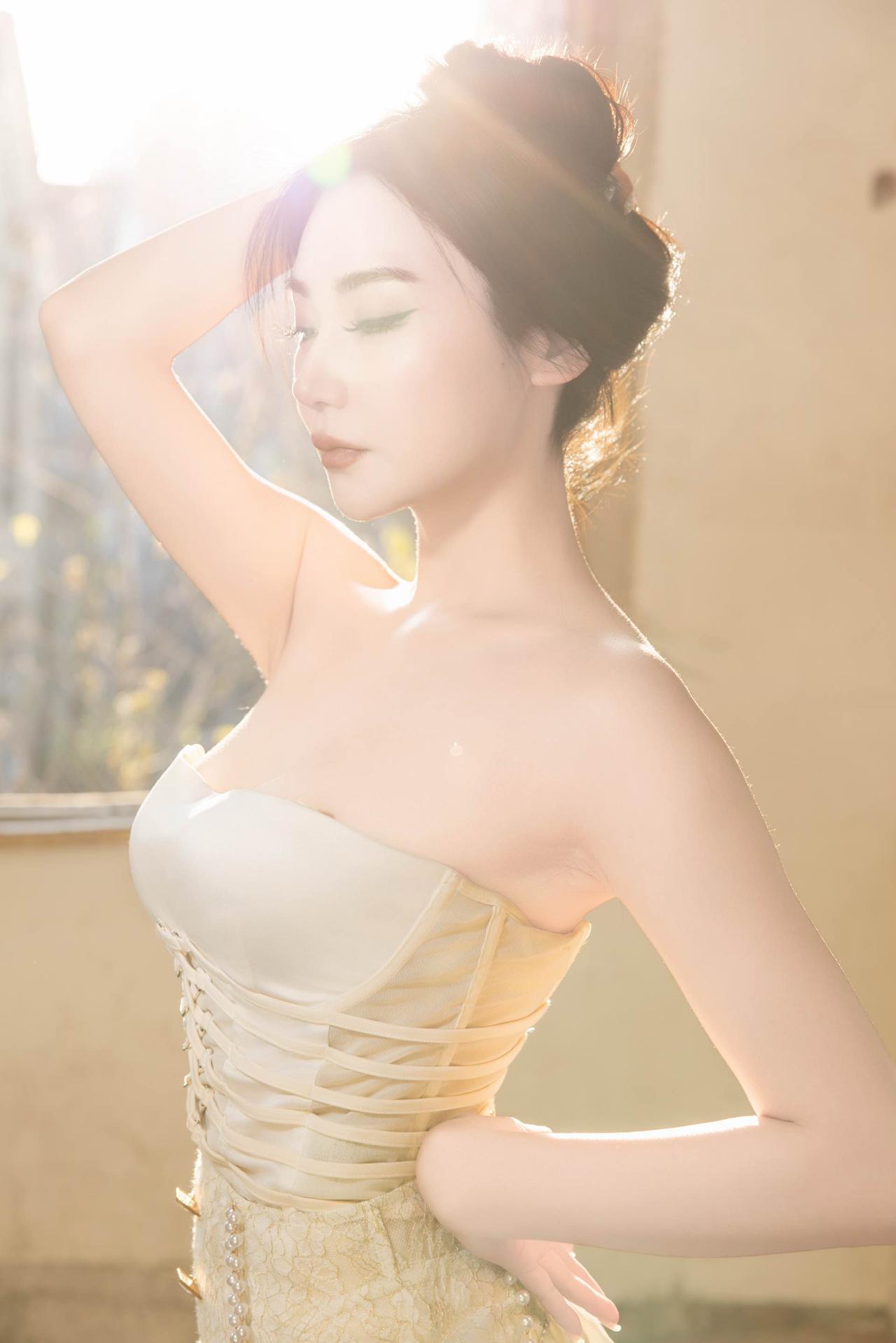 那件繁复细腻的白色礼服，仿佛将她镶嵌在璀璨星河之中，散发着优雅而高贵的气息。
《