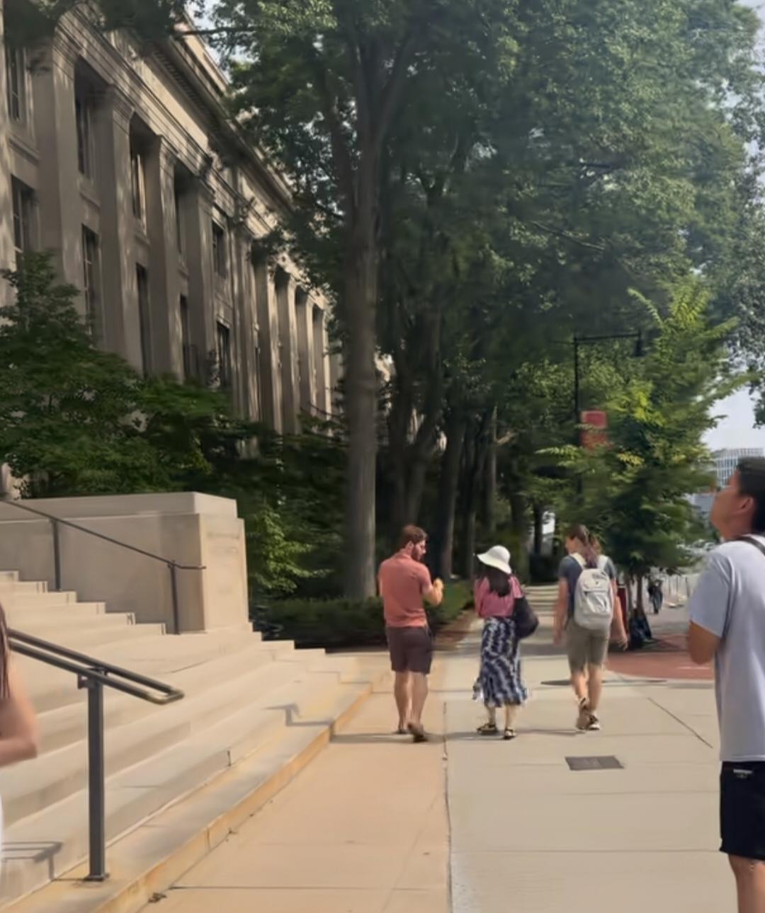 王虹麻省理工大学被偶遇，
桃红色短袖配长裙，
头戴一顶草帽，
夏威夷风格的穿搭，