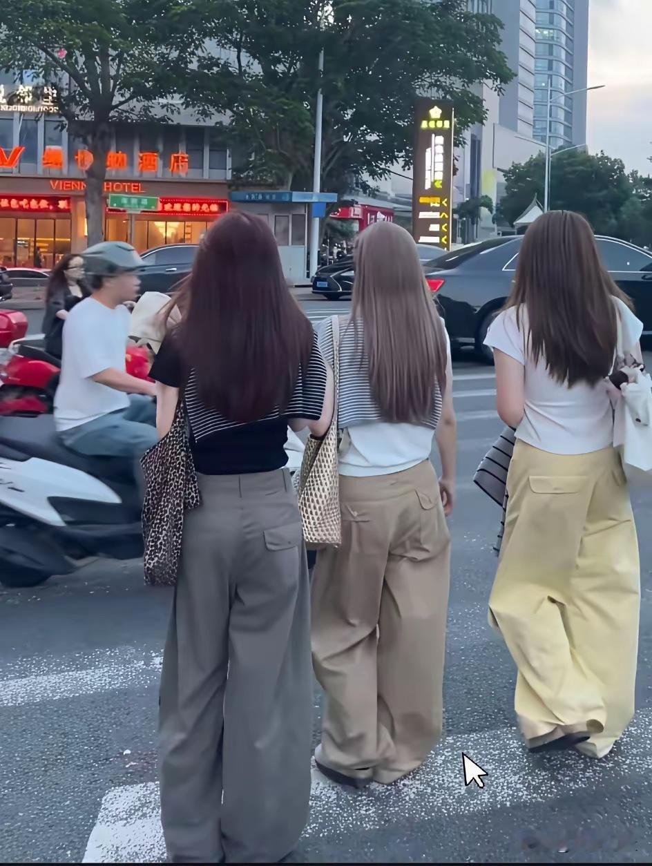 这个像麻袋一样的阔腿裤，有啥好的，背后看去毫无美感，完全凸显不出身材曲线，却泛滥