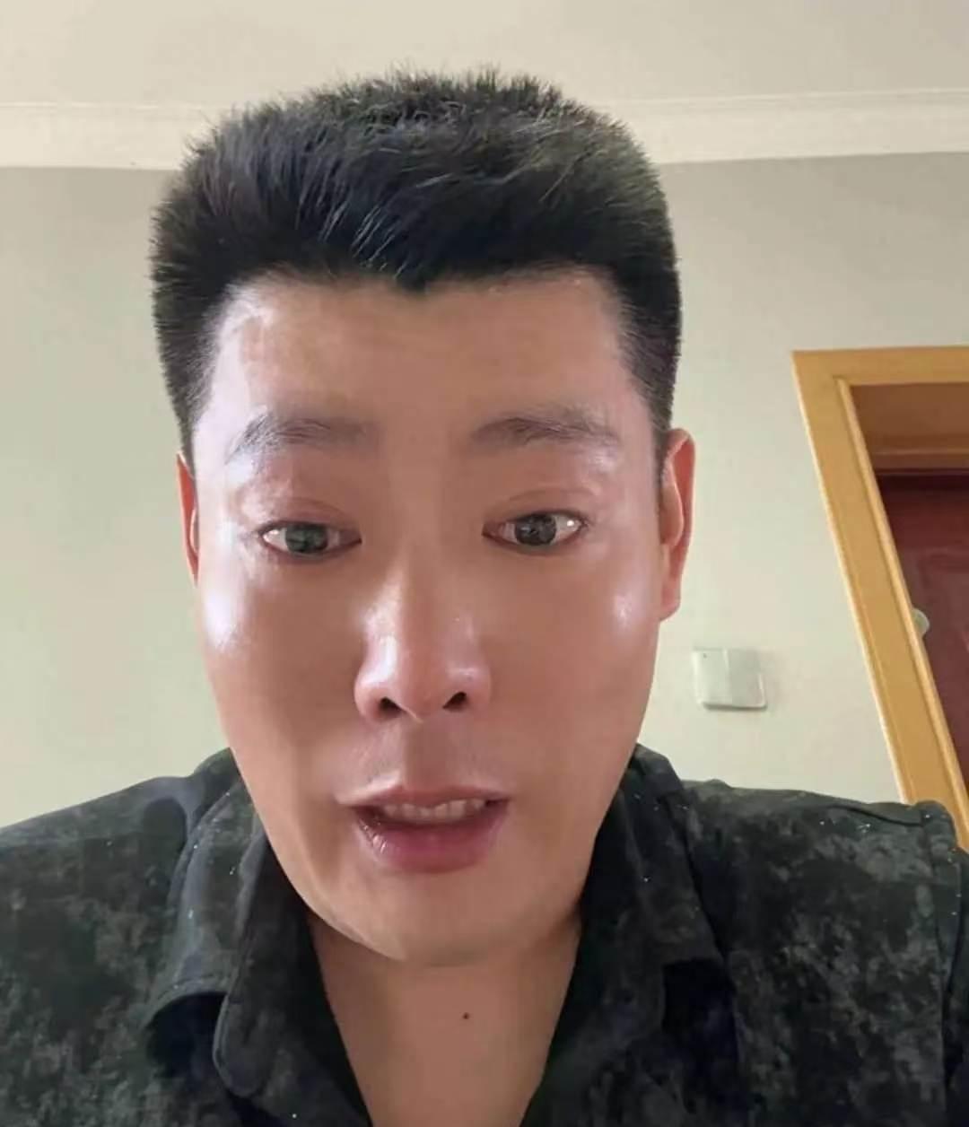 6月9日下午5点，高考最后一门收卷铃响。考点外是鲜花与欢呼的海洋，而一位父亲却独