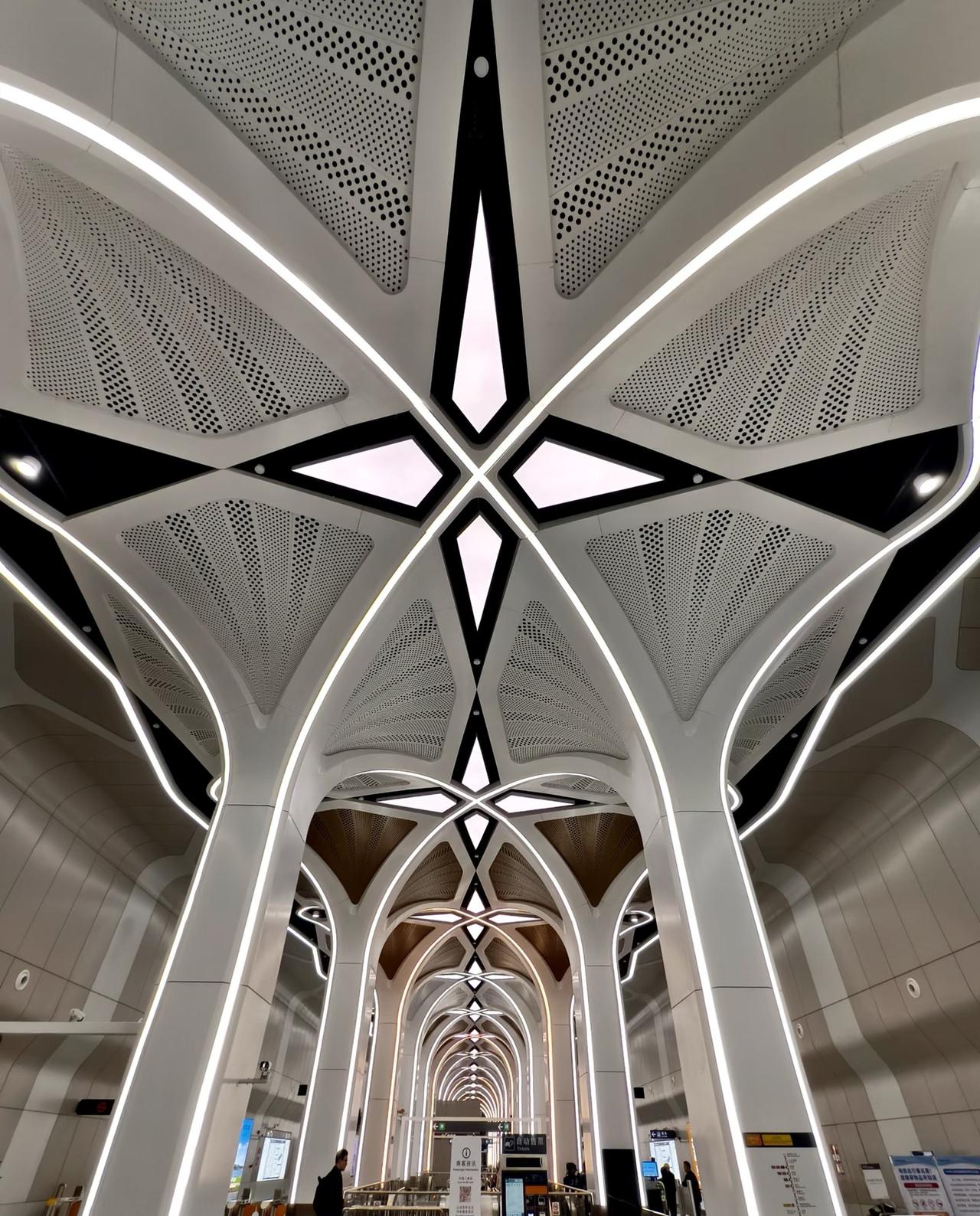 深圳新开的石鼓站也太美了吧！

🚇 车站亮点必看
以无人机为设计灵感的科技风车