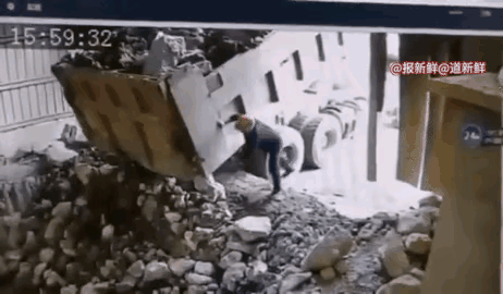 已经很小心了，奈何命该如此。#令人揪心一幕# #可怕场面引深思# #这样的故事火