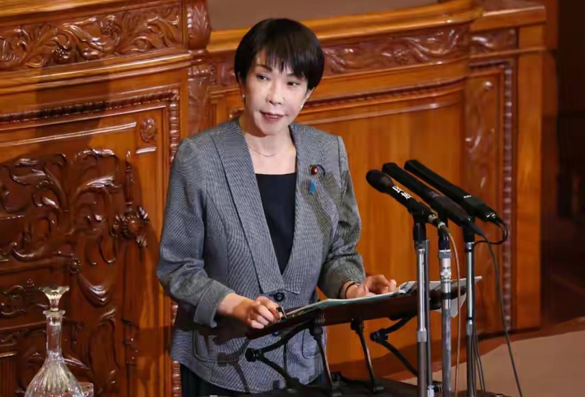 嘴硬了80多天，高市早苗终于当众掉眼泪了！
就在刚才，这位之前大放厥词的日本女政