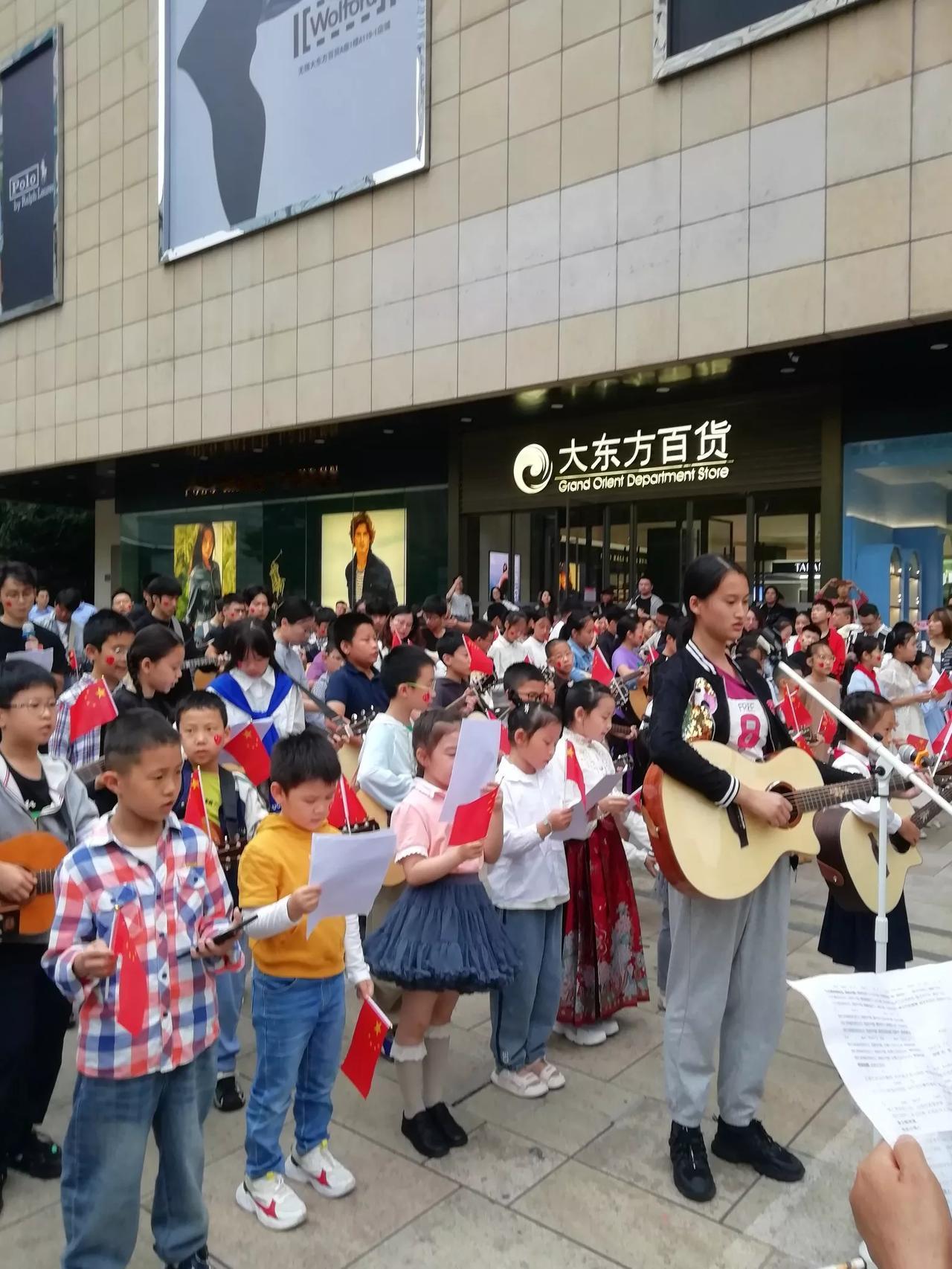 庆祝国庆节，歌唱祖国广场音乐会！