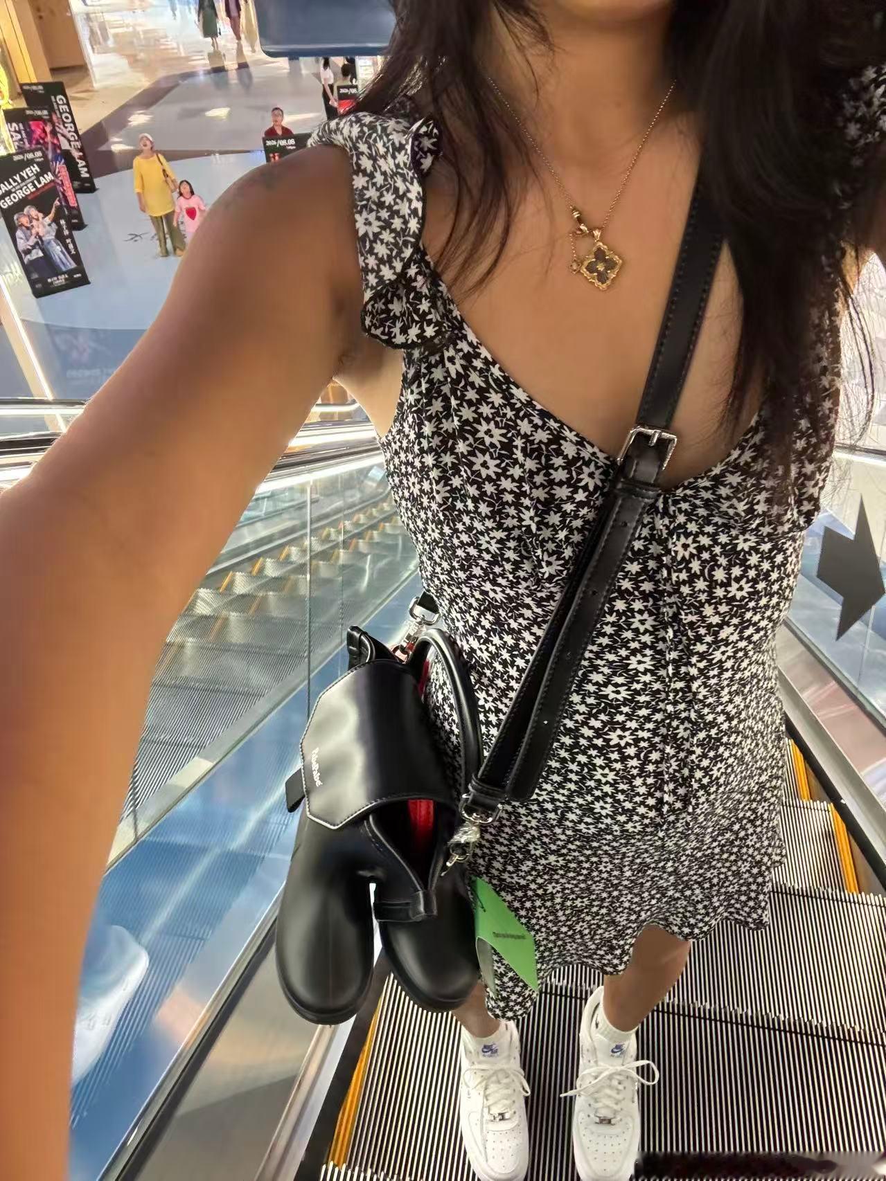 这位女士把这裙子当睡衣穿了两天今儿又穿出去逛街了😂意外也很搭小白鞋啊！ 