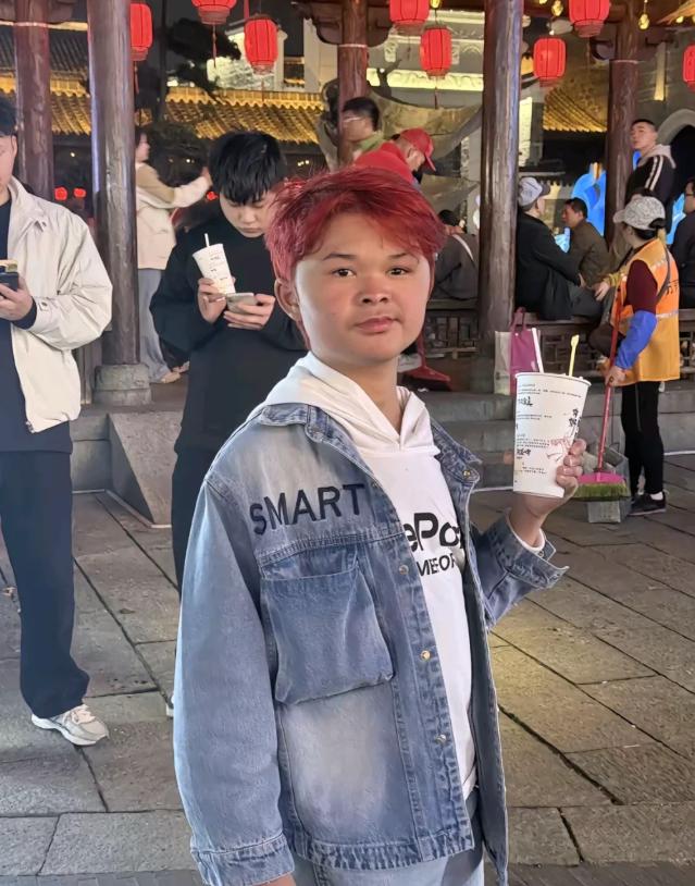 如果不是碰巧长得像马云，范小勤恐怕真要一辈子生活在极度贫困中。
范小勤7岁时，因