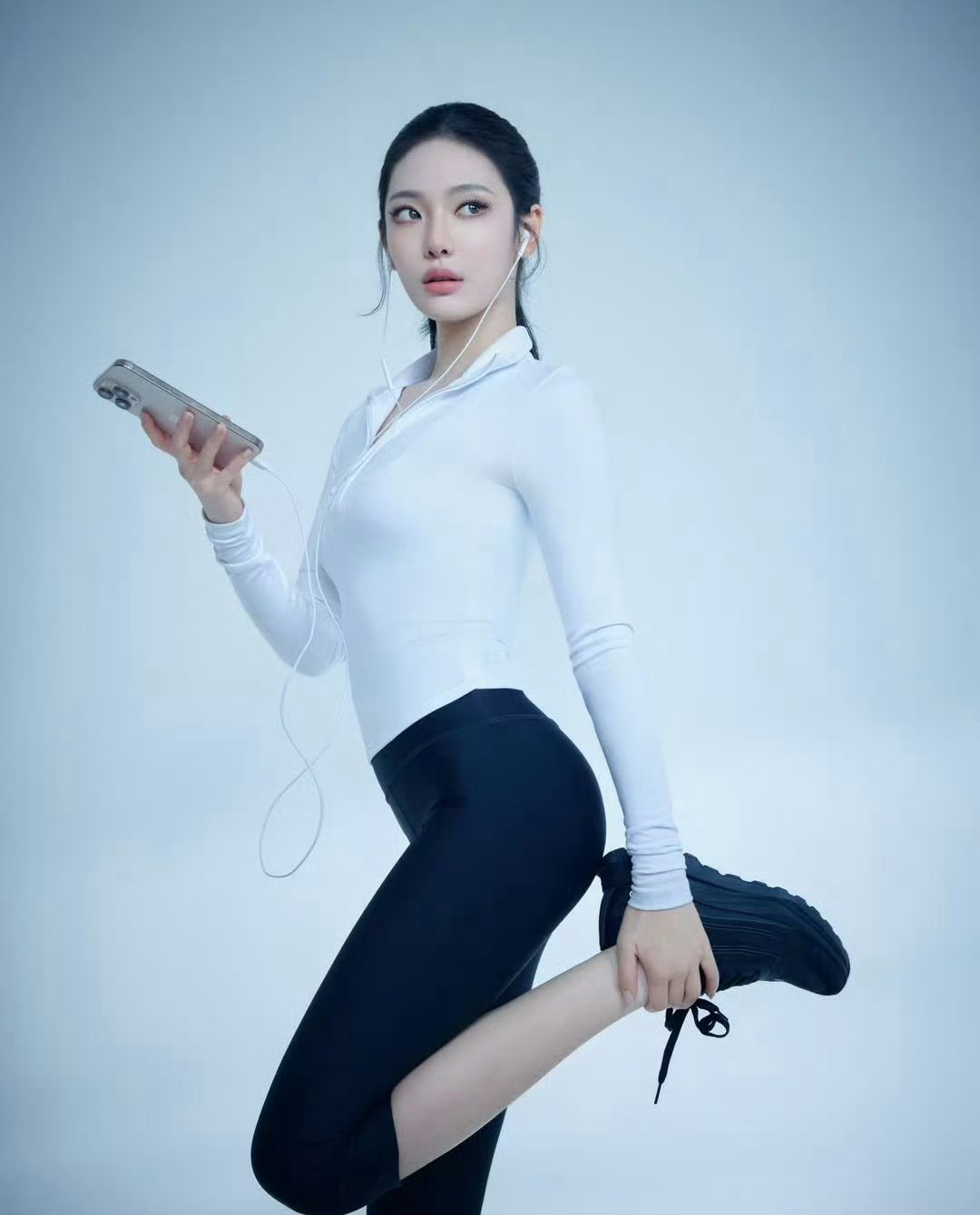 宁艺卓 x alo Train like you’re taking cente