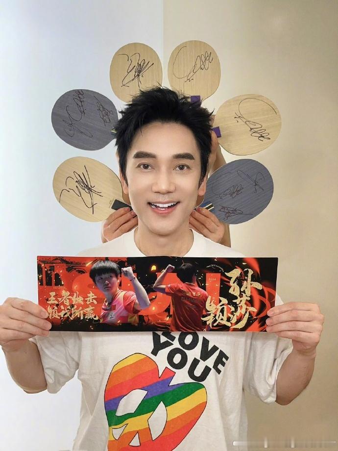 #林依轮举孙颖莎签名手幅打call# 林依轮兴奋地举着孙颖莎签名手幅，那激动的神