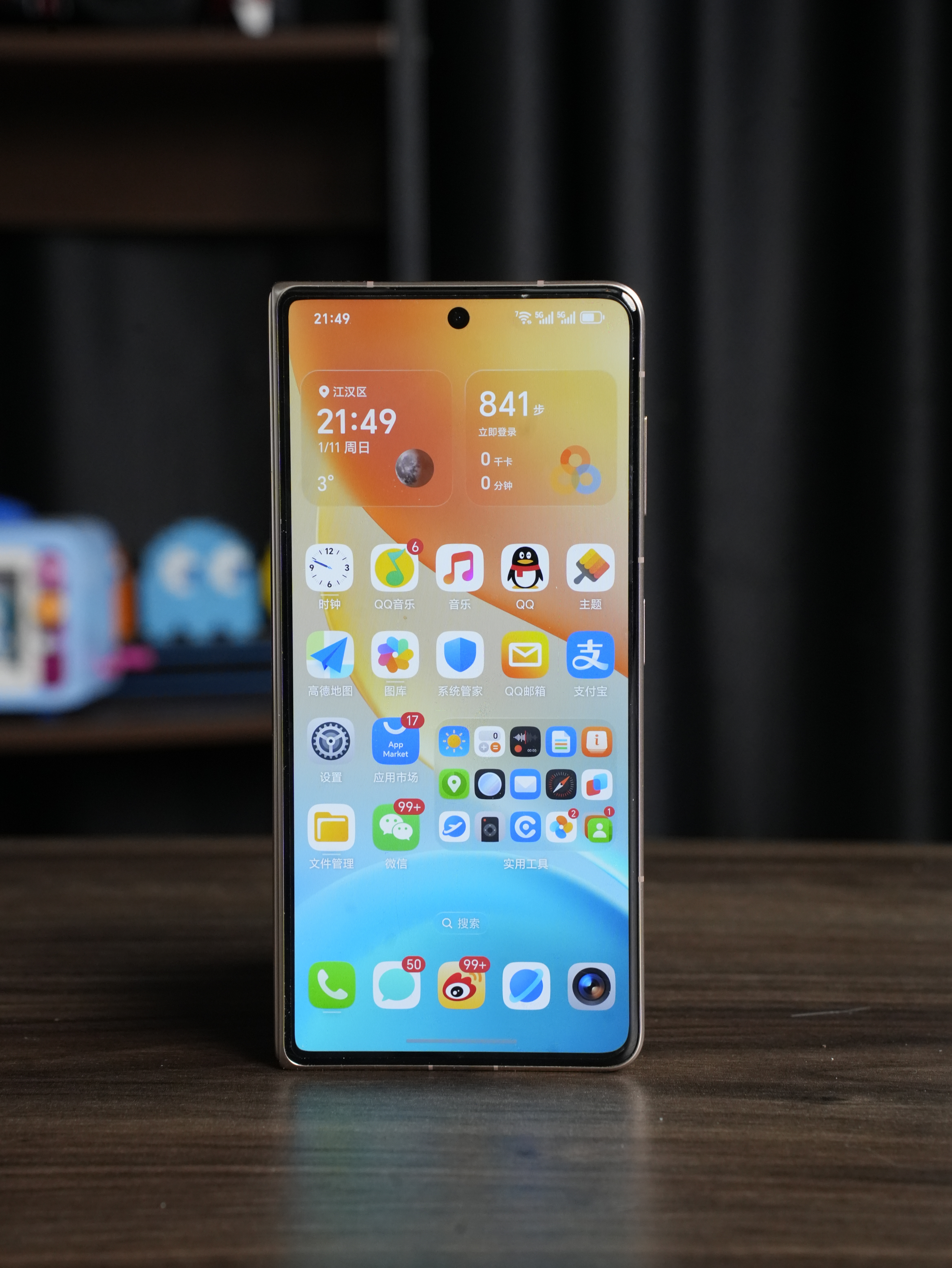 用荣耀Magic V5 有一段时间了，217g的重量+8.8mm折叠厚度，确实舒