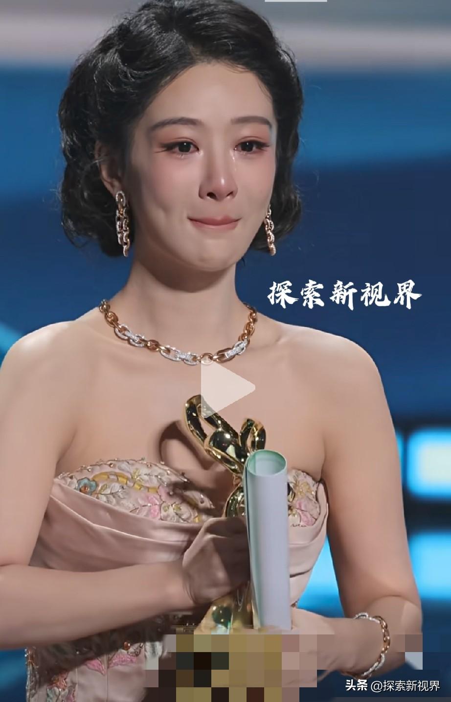 “太不容易了，让大家都肯定！”新晋2026年白玉兰影后杨紫的动情时刻，真的为她开